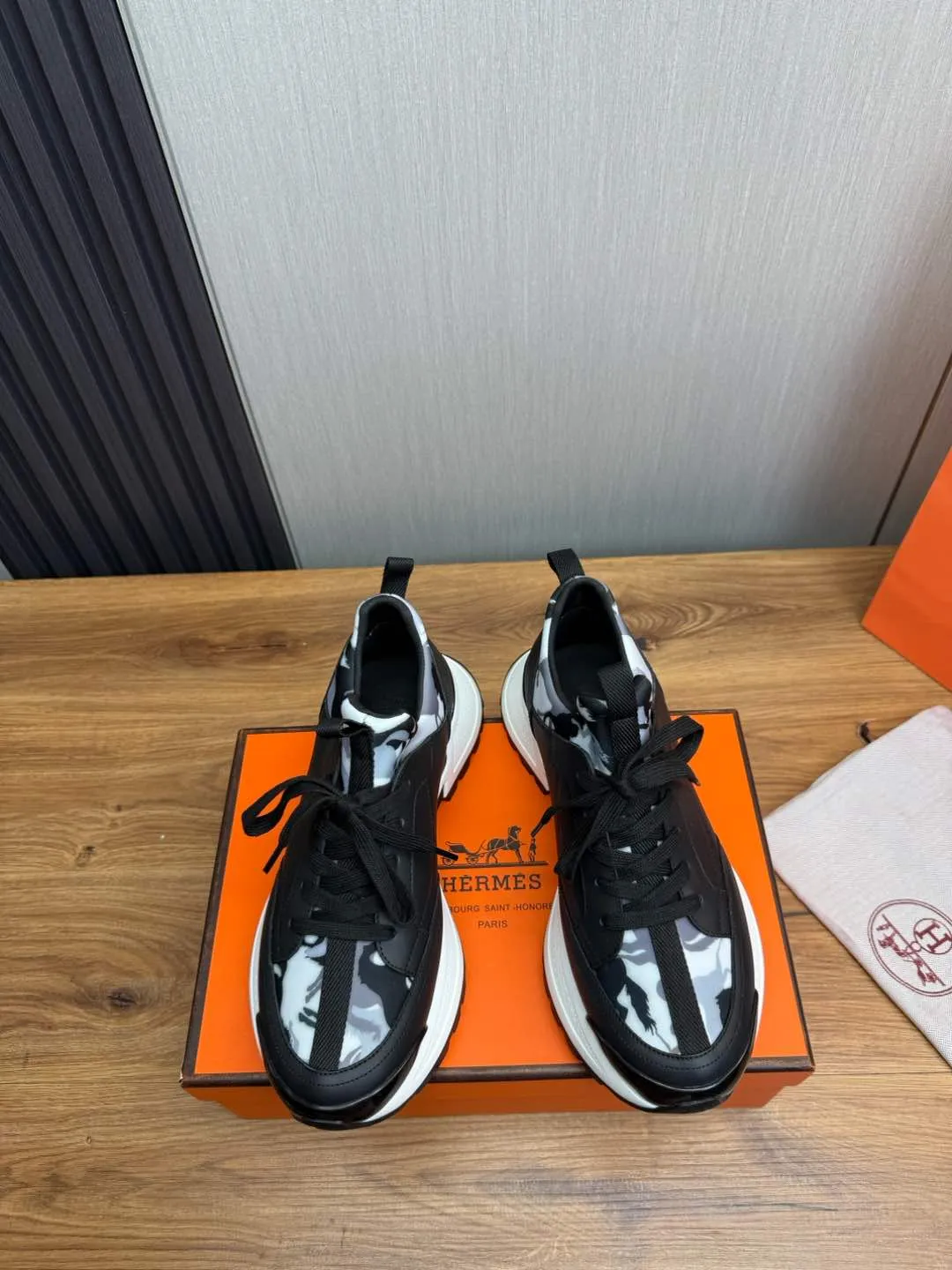 Men's men's shoes 💰780💰 HERMES/Hermès ** men's sports shoes The uppers are made of printed high-tech jersey fabric and calfskin sports shoes. The oversized sole features a geometric pattern and signature "H" detailing for an outdoor style. Black rubber sole, white rubber midsole, black and orange rubber inserts, tundra green lambskin insole, black high-tech canvas lining! Size: 39-40-41-42-43-44 (customized in 38.45)